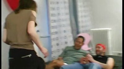 Du asiliukai dulkina švelnią merginą, seksualumo įsikūnijimą.