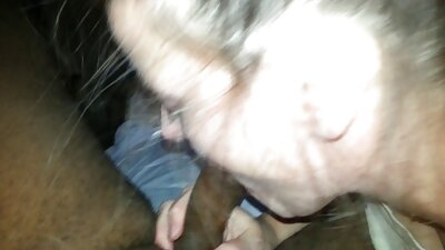 Subrendusi ir jauna brunetė lovoje laižo pūlingą ir cum ant lovos.