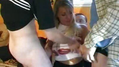 Grakšti trans mergina su netikromis ausimis trūkčioja nuo penio kameroje.