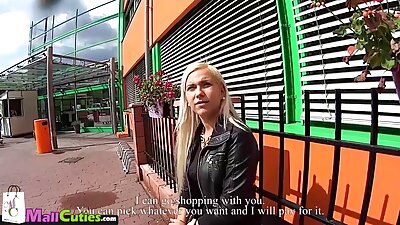 Peta Jensen gauna didelį penį į savo pūlingą ir burną iš vaikino.