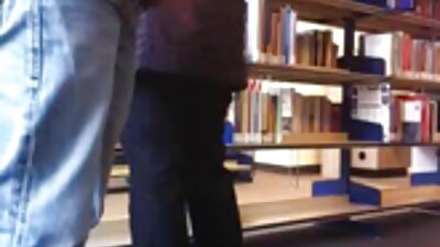 Naktiniame klube jaunikliai čiulpia vaikinus ir dulkina ką nori.