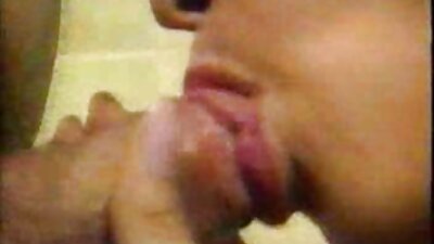 Dvi rusų lesbietės bučiuojasi ir laižo užpakalį su pūlingais.