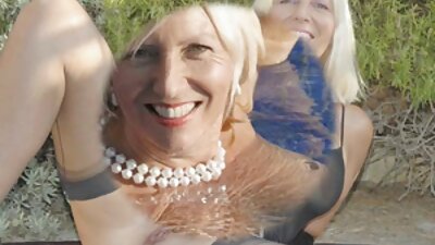 Mergina pagauna triukšmą masturbuodamasi savo plaukuotą pūlingą šlapia.
