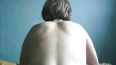 Kumšdamas save ir trūkčiodamas nuo savo keiksmažodžių, gauna kelis orgazmus.