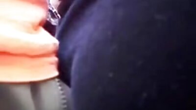 Mergina avietine palaidine nusišluostė servetėlėmis, kai baigė užpakalį.