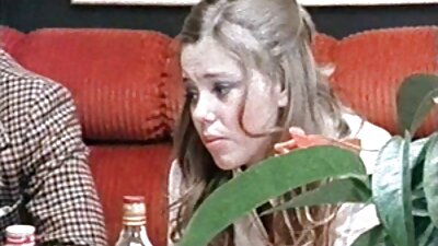 Geltonaakė rusiška kalytė pakliuvo į užpakalį per kojinių liejimą.