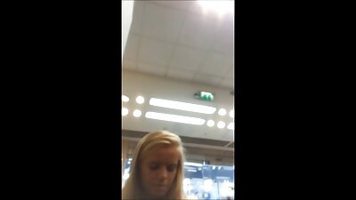 Baudžiava ant stalo su antsnukiu ant veido sekretorei kabinete.