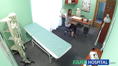 Gangbang online su dviem jaunomis gražuolėmis ir senuku.