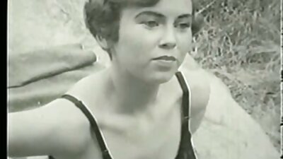65 metų moteris čiulpia jauno vaikino varpą ir dulkina su durniumi.