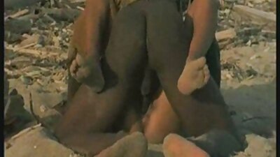 Dušas yra geriausia vieta masturbuoti savo šlapią pūlingą su sekso žaislu.