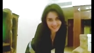 Ferrera Gomez gražiai dulkinasi baltoje lovoje.