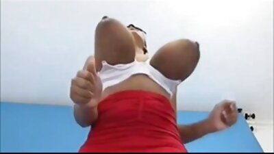 Lily Rader parodo savo nuogą užpakalį ir pradeda su ja oralinį seksą.
