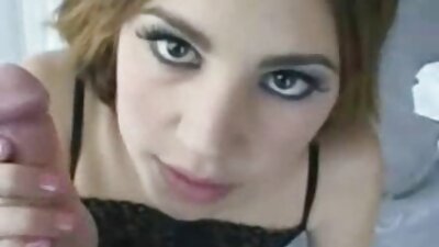 Karštos apskretelės nusivelka sukneles ir dulkina viena kitą su dildės.