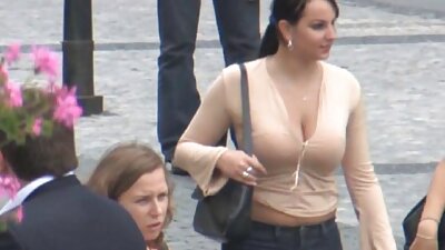 Subrendęs vyras su barzda gavo blowjob nuo jauno jauniklio automobilyje.
