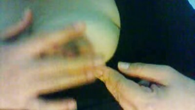 Subrendusi rusų gražuolė nuėjo į vonią šlapintis į kojines.